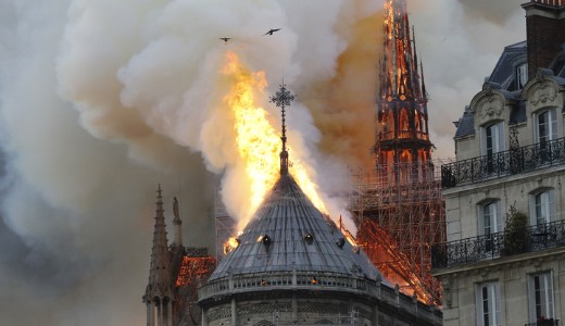 Lngol a prizsi Notre-Dame Katedrlis, beomlott az plet cscsa VIDEO