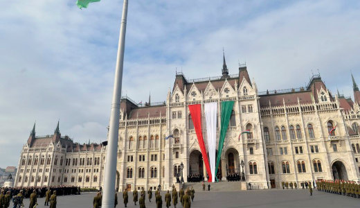 Felvontk a nemzeti lobogt a Parlament eltt