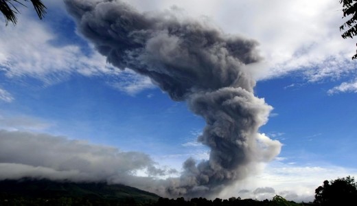 Ezreket evakultak: vulknkitrs a tzgyr-vezetben