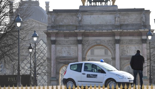 Pnik a Louvre-nl: Allah akbart kiltott egy kses frfi, tbbszr meglttk az rk 