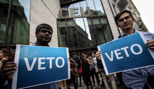 T�bb ezren vontak �l�l�ncot a CEU k�r�