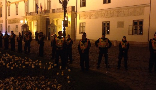 �tvenen skand�lj�k a S�ndor-palot�n�l, hogy 