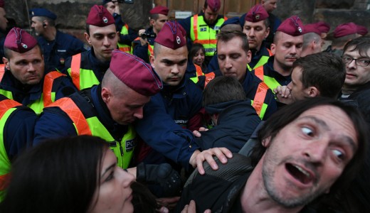 L�kd�s�d�s a Gyorkocsi utcai fogda el�tt