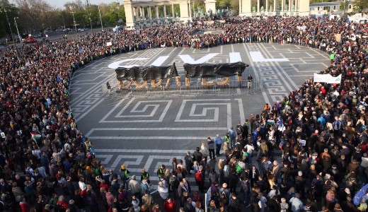 T�zezres t�meg t�ntet a CEU �s a civilek mellett a H�s�k ter�n