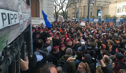 Sokan a Fidesz sz�kh�z�hoz vonultak a t�ntet�s ut�n