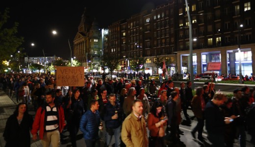 Teljes a felfordul�s: mindenki a Parlament fel� tart - nem nyugszik a t�meg