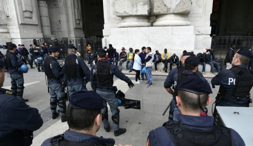 Mi folyik itt? Migr�nsok miatt z�rt�k le a rend�r�k a mil�n�i p�lyaudvart 