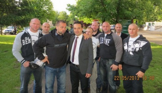 J�lius 8-�n szakadhat a Jobbik, �jabb botr�ny el�tt Simicska Lajos p�rtja