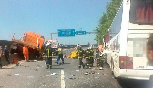 Tmegszerencstlensg az M0-son - turistabusz s plyakarbantart teheraut karambolozott - rengeteg a srlt, a buszvezet meghalt 