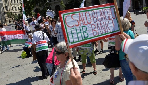 Magyar devizahitelesek az Eur�pai B�r�s�g el�tt