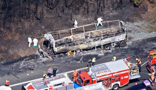 Tizennyolcan vesztett�k �let�ket a ki�gett n�met buszban