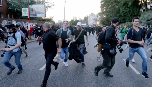 Sz�ls�balos t�ntet�k csaptak �ssze a rend�r�kkel Hamburgban