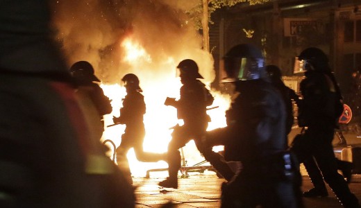 Hamburg l�ngokban �ll, Molotov-kokt�lokat dob�lnak