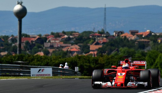 Ferrari-kettsgyzelem Hamilton-gesztussal