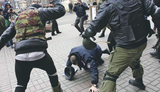 Meggumibotoztk a zsarukat a tntetk Kievben