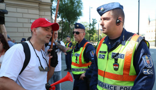 der megnyitotta az Orszggyls alakul lst – Lassan, de gylik a tmeg a Parlamentnl