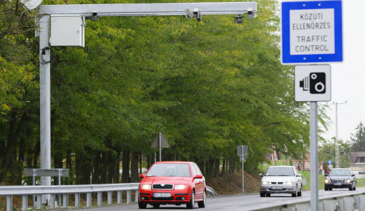 Bekem�ny�tenek a zsaruk: lesb�l m�rik az aut�sokat 