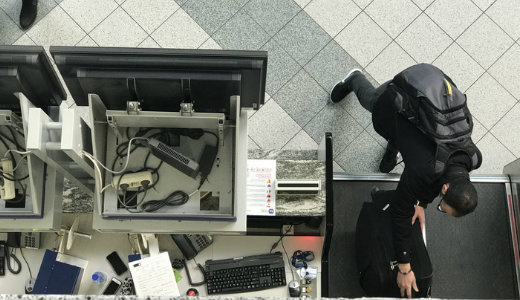 Sz�tfesz�tett, nyitott b�r�nd�k �rkeztek R�m�ba Ferihegyr�l