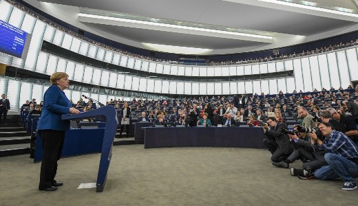 Kiftyltk Angela Merkelt az Eurpai Parlamentben