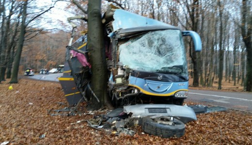 Sz�nd�kosan hajtott f�nak a busz sof�rje K�kestet�n�l