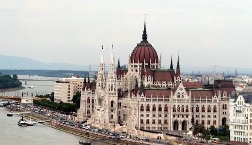 Itt az �jabb emel�s: m�r egymilli�ra ugorhat a k�pvisel�k alapb�re 