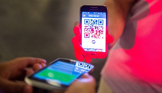 Nem mond igazat a f�v�ros vezet�se, t�bb milli�rd forintot fizett�nk ki a bed�lt e-jegyrendszerre