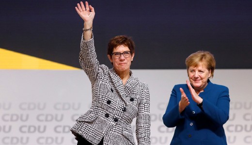 Annegret Kramp-Karrenbauer v�ltja Angela Merkelt a n�met korm�nyp�rt �l�n