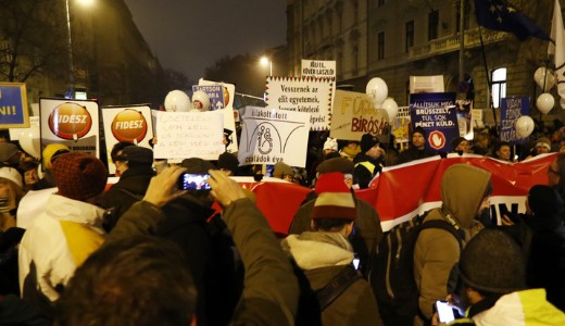 Megkezd�d�tt: elindult a korm�nyellenes t�ntet�s menete Budapesten 