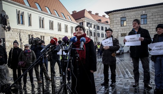 Az �v els� korm�nyellenes tiltakoz�s�n t�bb rend�r volt, mint t�ntet�