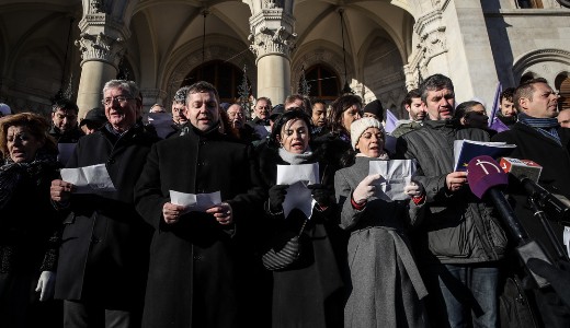K�z�sen �llt ki a Jobbik Gyurcs�nnyal a Parlament l�pcs�j�re