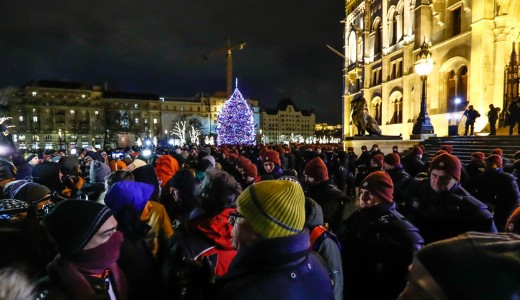 A Kossuth t�ren gy�lt �ssze a t�meg: �gy t�ntettek a t�l�rat�rv�ny ellen – �me a r�szletek 