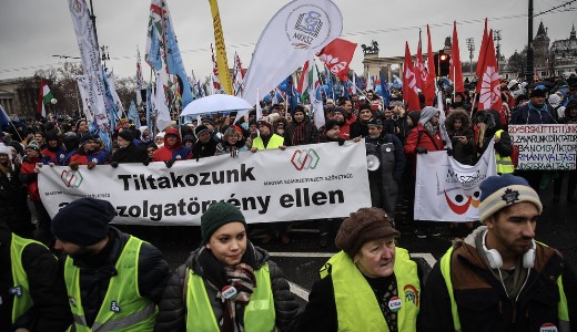 Forradalmi krumplist�szt�z�sba torkollt a t�ntet�s v�ge  VIDE�