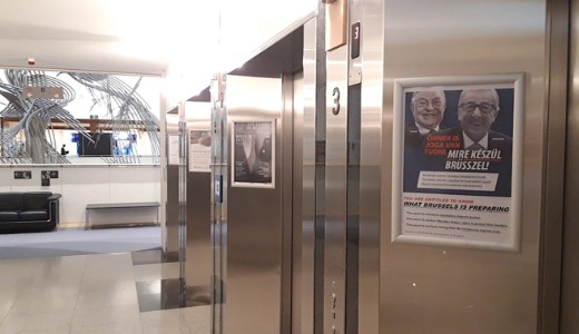 A Momentum kiplak�tolta az EP folyos�it a leg�jabb propaganda plak�tokkal