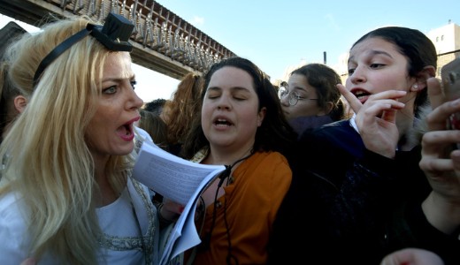 T�bb ezer elsz�nt zsid� n� n�zett egym�ssal farkasszemet a Sirat�faln�l