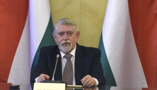 K�sler azonnali hat�llyal, indokl�s n�lk�l menesztette a veszpr�mi k�rh�z f�igazgat�j�t