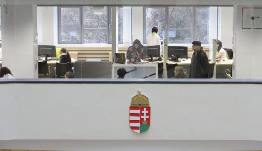 Ezrek sokallnak be a korm�nyhivatalokban, sorra mondanak fel