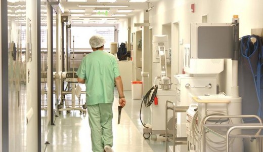 Elfogytak az orvosok, bez�r egy teljes k�rh�zi oszt�ly Szolnokon: most �r�kat utazhatnak a fert�z� betegek Pestre vagy Debrecenbe