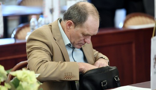 Beolvastak a lak�k a polg�rmesternek, mert kiv�gt�k a f�ikat