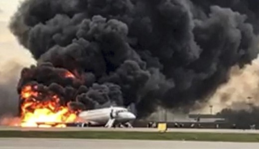 A pil�t�k id� el�tt elhagyt�k a ki�gett orosz utassz�ll�t�t  /video/