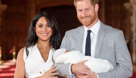 Ez �r�let: �jabb csal�di hagyom�nyt r�gott fel Meghan �s Harry herceg, amikor bemutatt�k �jsz�l�tt gyermek�ket 