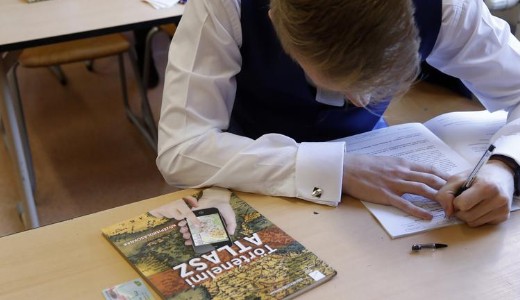 �ll a b�l a t�ri �retts�gi k�r�l: fut�t�zk�nt terjedt el a r�mh�r, amit�l di�kok t�zezrei rettegnek