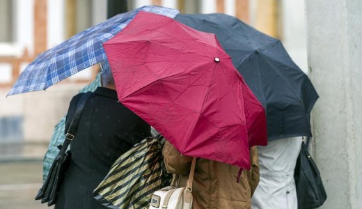 Est�re megj�n az es�, heves zivatarra, j�ges�re figyelmeztetnek