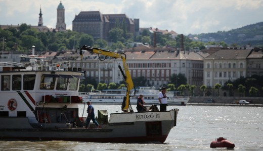 Ez�rt gyan�s�tj�k a sz�llodahaj� kapit�ny�t