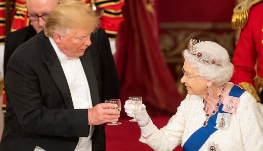 Az angol kir�lyn� megszel�d�tette Trumpot
