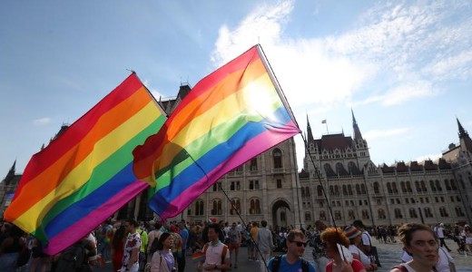 �gy k�sz�l a rend�rs�g a Pride-ra: kordonok k�z� z�rj�k az ellent�ntet�ket