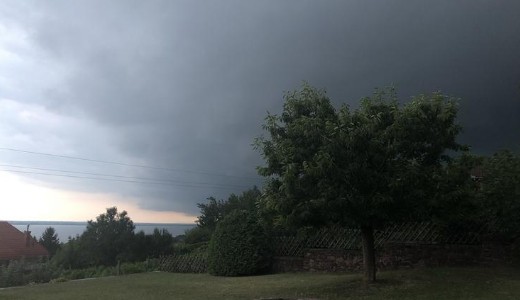 J�ges�, zivatar: szupercell�k robbantak be haz�nkba - m�sodfok� riaszt�s van �rv�nyben - vide� 