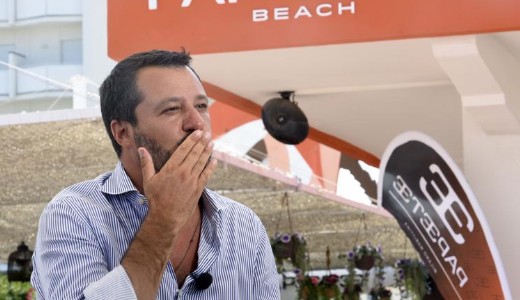 Volt �m csod�lkoz�s: f�lmeztelen�l pattant a DJ pult m�g� a bel�gyminiszter - vide� 