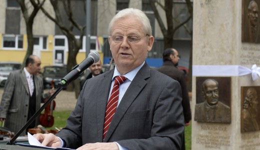 Tarl�s Istv�n egyel�re csak terveket k�n�l a roma v�laszt�inak