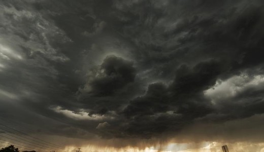 F�kat csavart ki, tet�ket rong�lt meg a sz�l: nagy k�rokat okozott a puszt�t� vihar az orsz�gban 