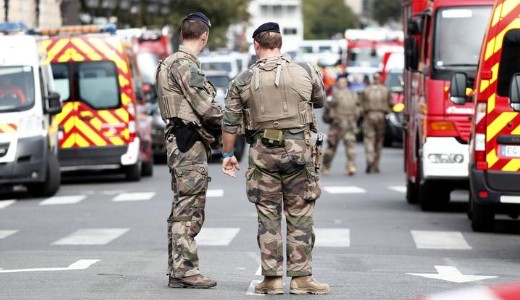 Brut�lis t�mad�s P�rizsban: egy rend�rs�gi h�rszerz� �lt meg n�gy m�sik rend�rt, a t�rsai agyonl�tt�k 